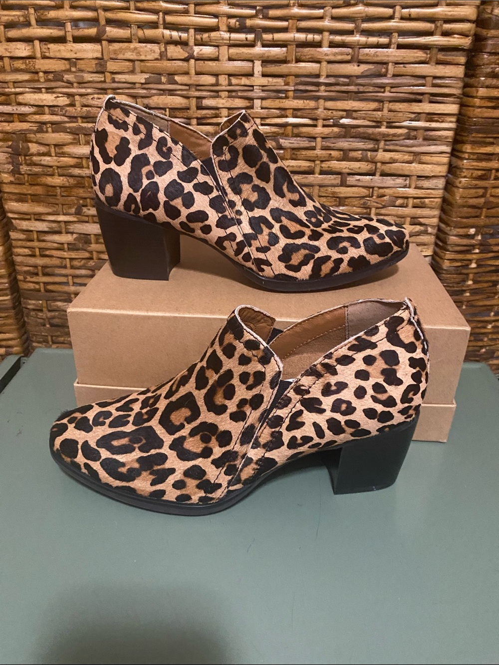 NWT Aetrex Delaney Genuine Leather Calf Hair Leopard Orthotic Bootie 7 1/2 - Picture 1 of 7
